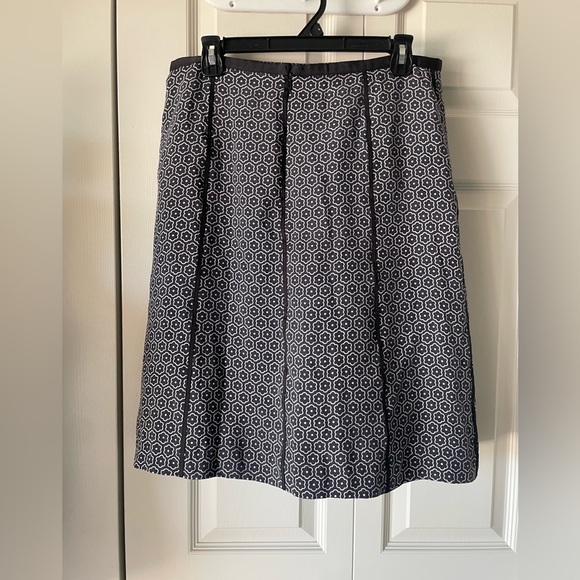 Ann Taylor | 100% Silk Black & White Floral Skirt. Size 12. Flare. Lined. - Picture 2 of 8